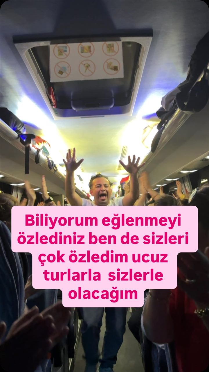 Tur otobüsünde müzik eşliğinde eğlenen misafirlerimiz