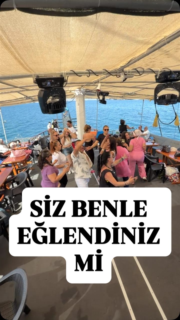 Deniz kenarında tekne turunda dans eden tur grubumuz